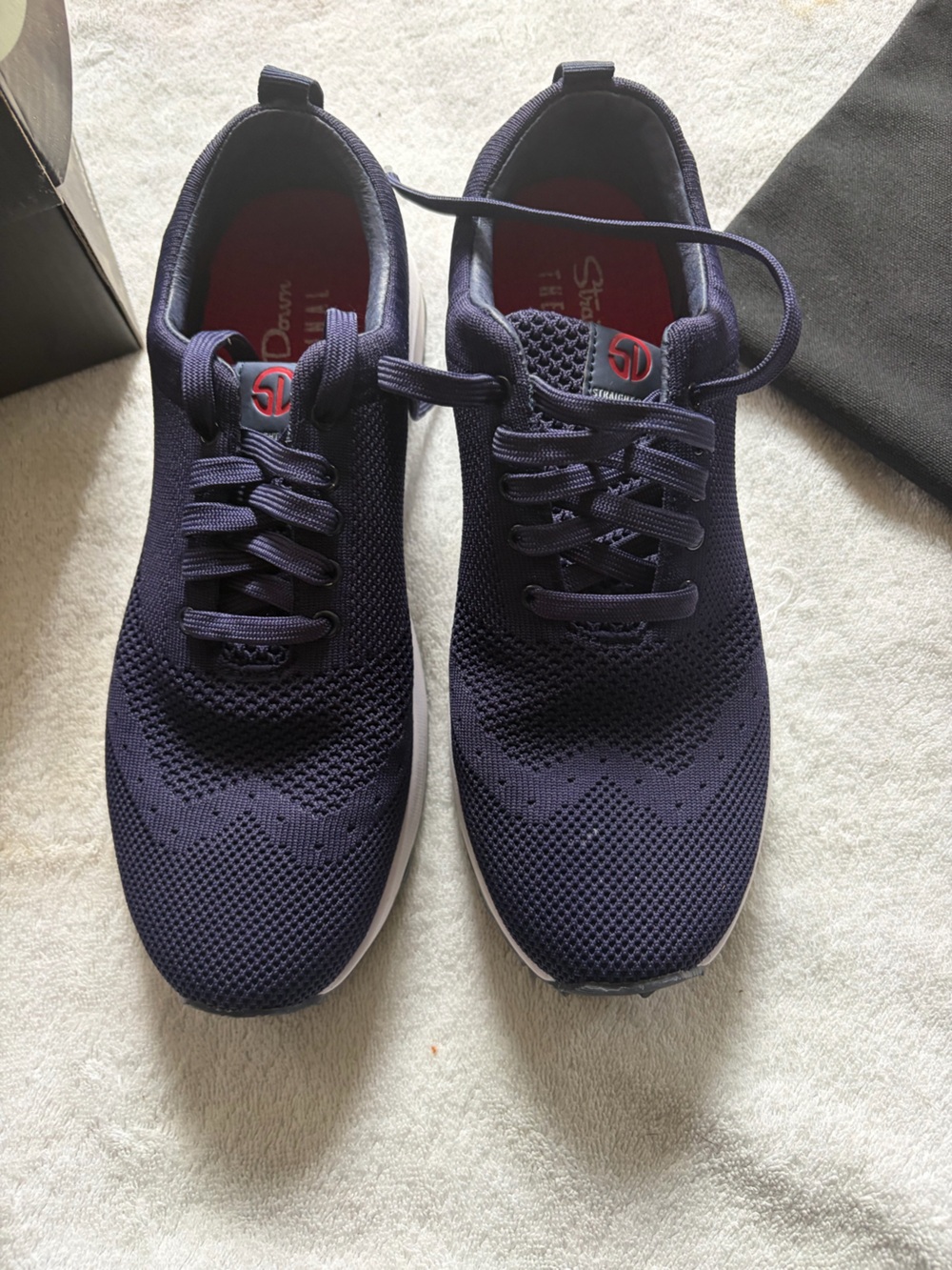 Straight Down -A tennis-style shoe for both casual wear as a spikeless golf shoe